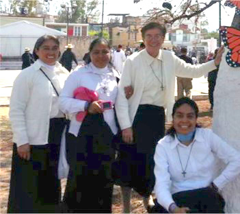 GONZ-Ceci-GIL-Mariela-SOLIS-Estela-DELACRUZ-Maria-esperando-el-PAPA